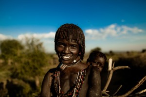 Here's a woman with the lether ring around her neck. It indicates she is the first wife. No other rings are visible. That means she is the only wife he husband has.